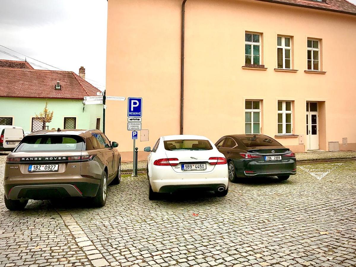 Boutique Apartments U Rolanda, Mikulasske Namesti Znojmo Ngoại thất bức ảnh