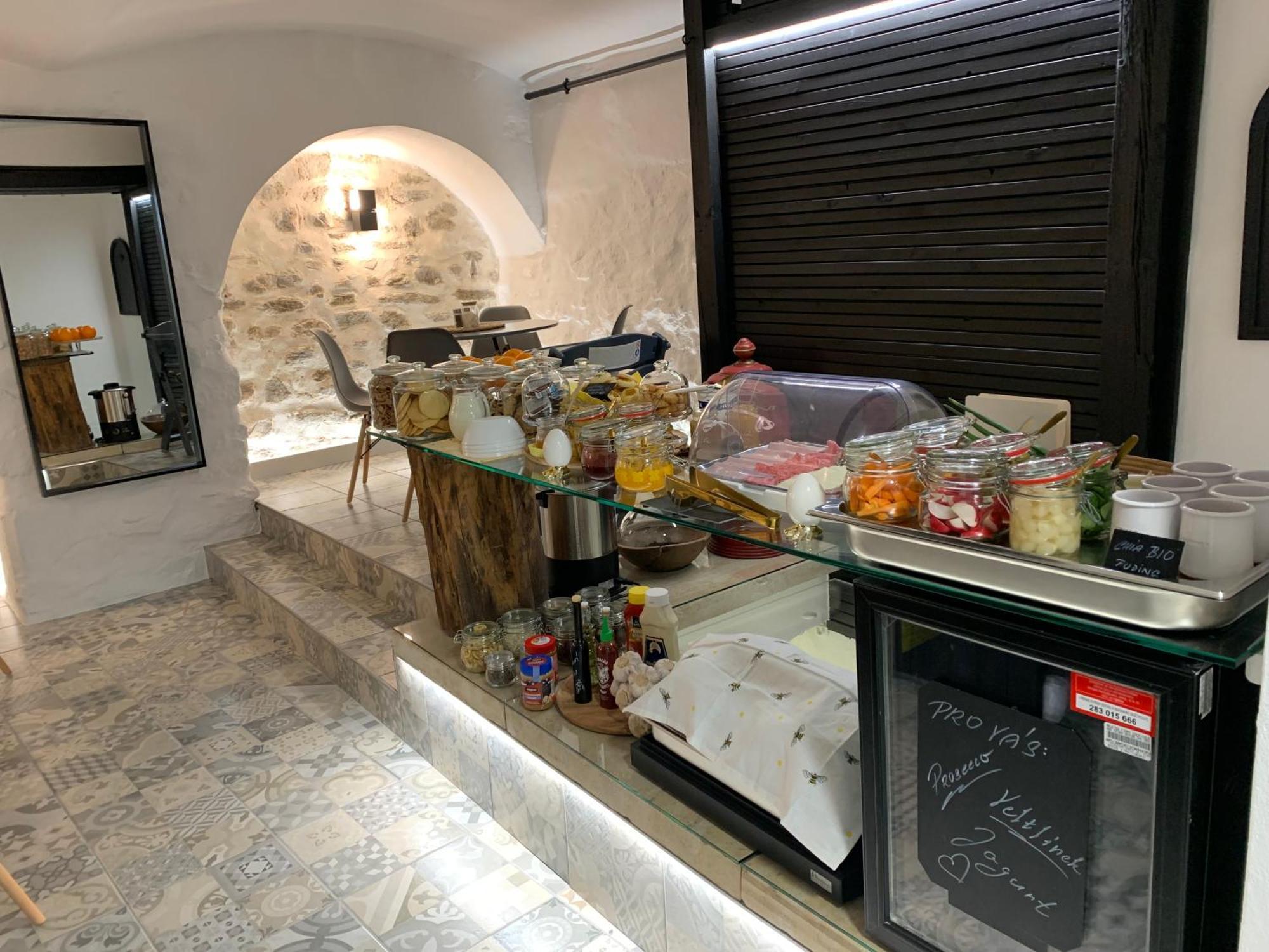 Boutique Apartments U Rolanda, Mikulasske Namesti Znojmo Ngoại thất bức ảnh